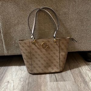 Brand Used, 1 interior zipper pocket; 3 interior slide pockets